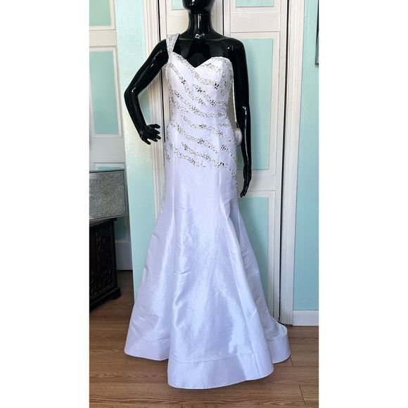 White Jasmine Size 4 Mermaid dress